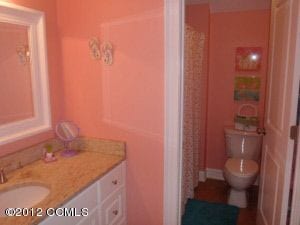 Girls bathroom, en suite bathroom, girly colored bath