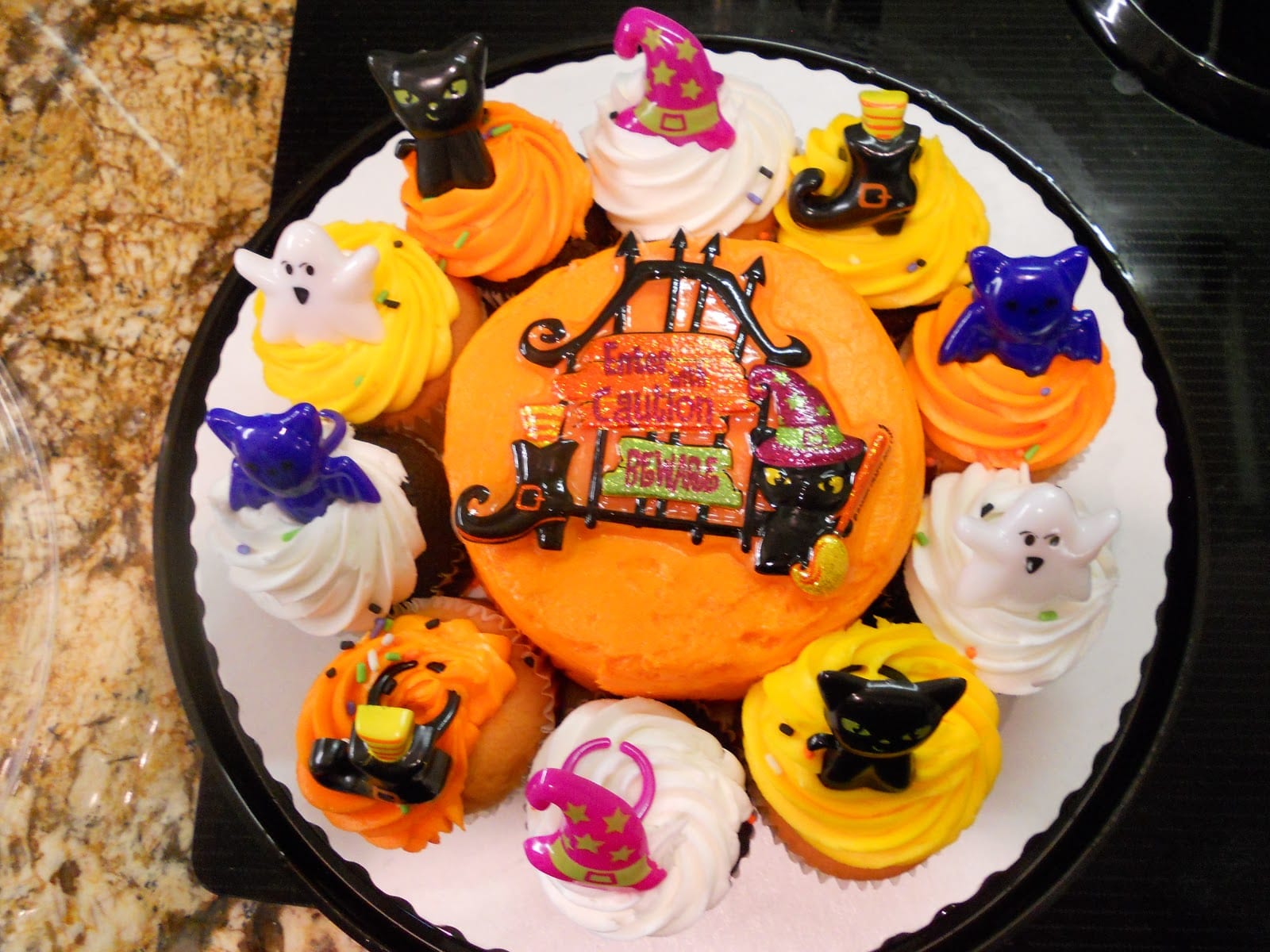 halloween themed cupcakes, decorated cupcakes